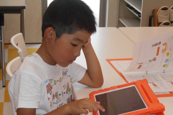 小さなお子様もタブレットに向き合って真剣そのもの。