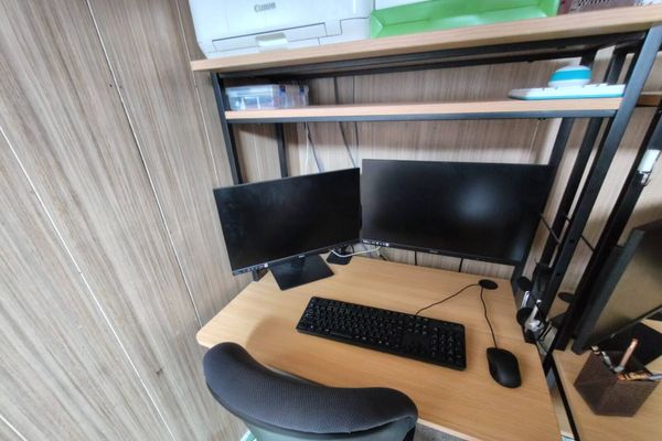 デスクトップパソコンで2画面モニターを各座席に設置しています