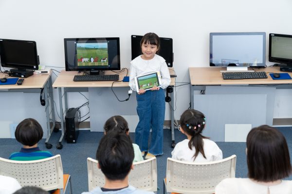 クラスメイトや保護者様の前でオリジナル作品を発表します。自分の言葉で伝える力や構成力が身につきます
