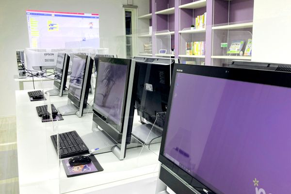 全席アクリルパネルを設置しています