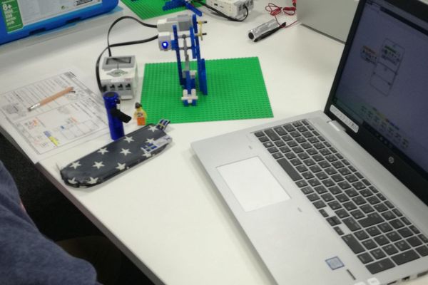 ものづくりを通じて理数系の基礎知識からプログラミングまでじっくり学びます