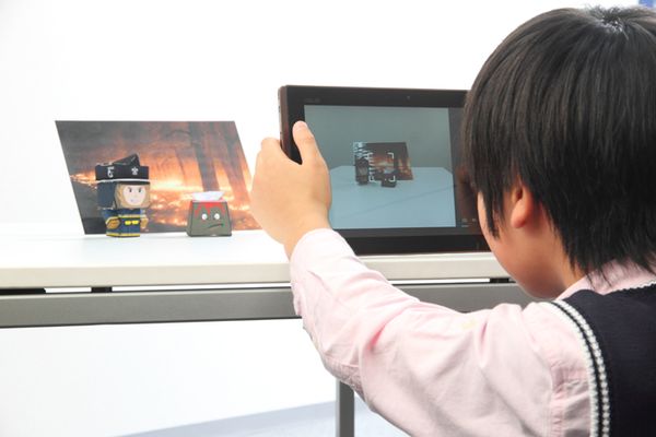 作品を写真に撮る子ども