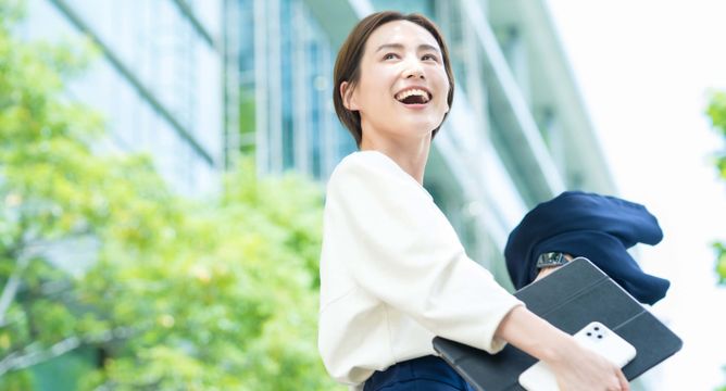 転職をする女性