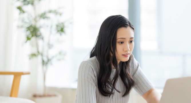 副業をする女性