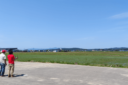 青空でドローンを飛ばす