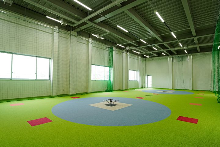 屋内飛行場です。GPS電波等の影響...