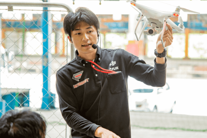 教える男性