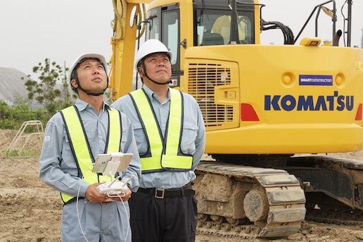 工事現場でドローンを飛ばす作業員