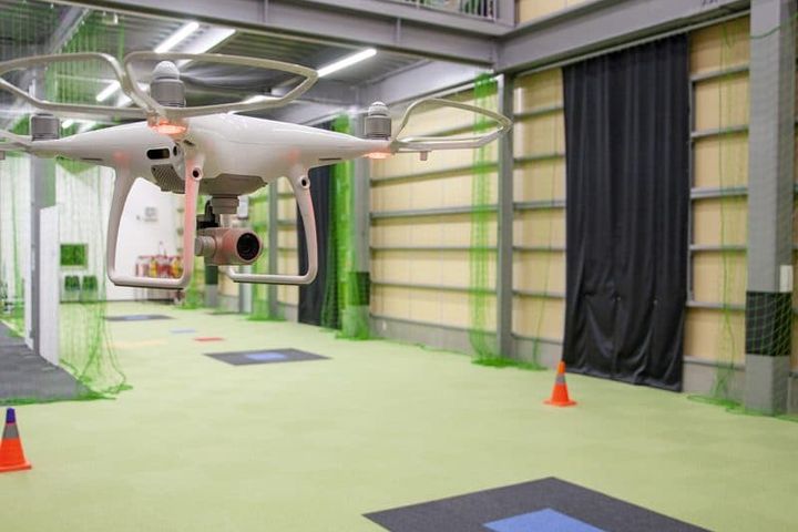 ドローン飛行用建物の内観
