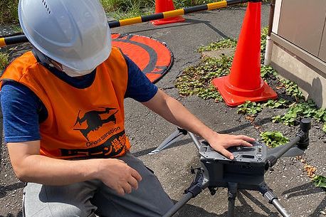 ドローンを整備する男性