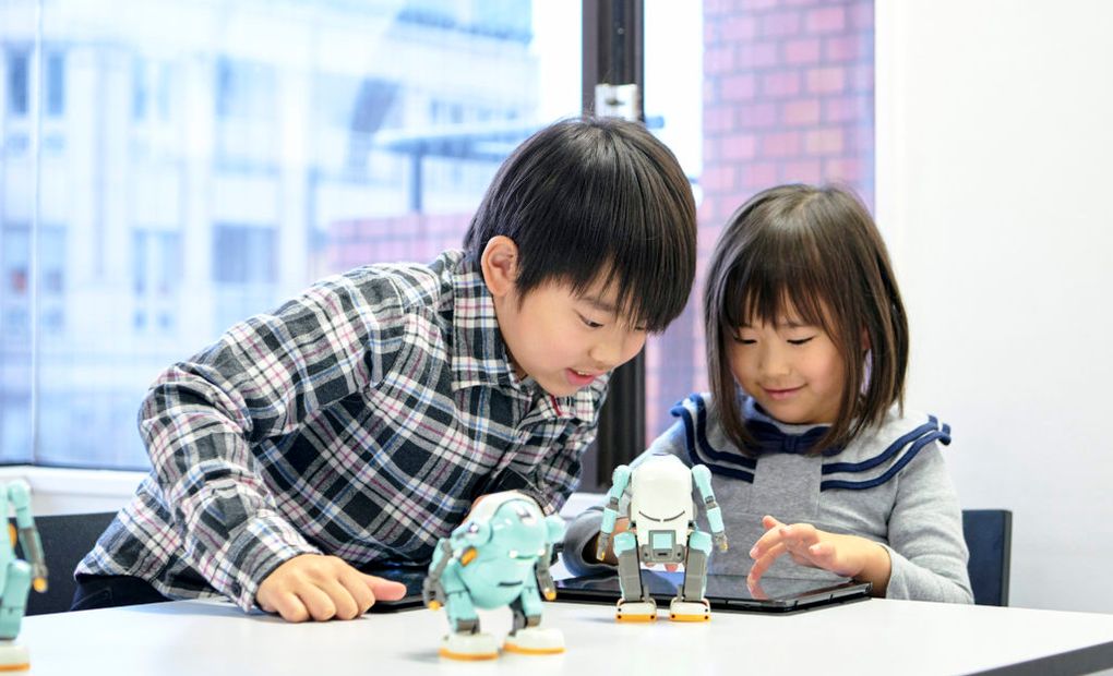 二足歩行ロボットを使ったプログラミング教室の画像