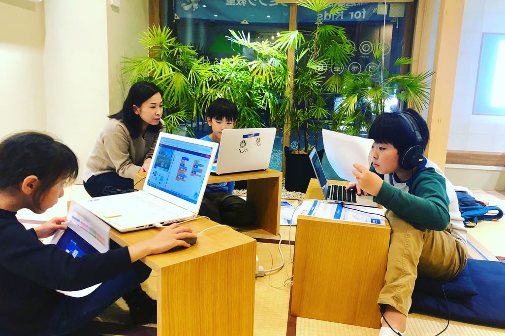 普段の授業の様子です！真剣にみんなでプログラミングに取り組んでいます