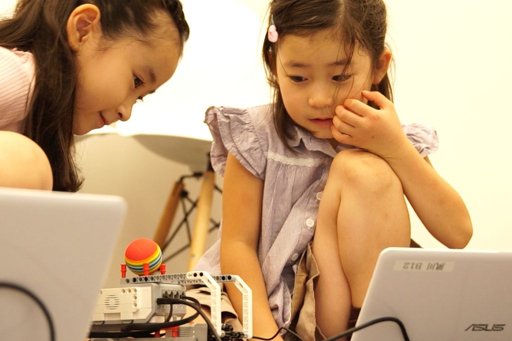 低学年の女の子も楽しめるロボットプログラミング（撮影：2020年7月）