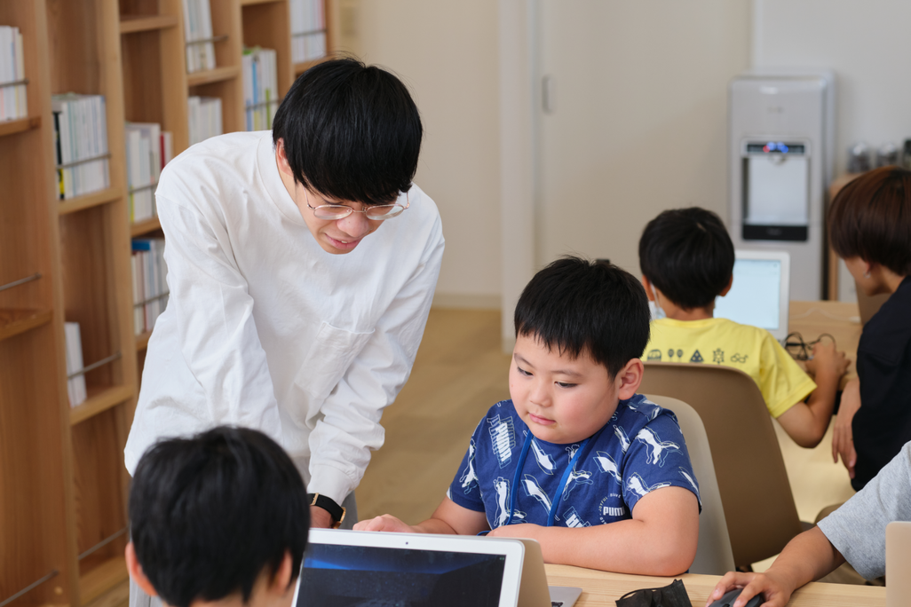 各テーブルに講師がついて指導にあたります