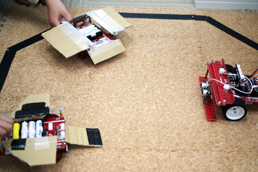 ROBOTICSーロボット相撲の様子。自慢のロボットで「はっけよい、のこった！」【2023年3月末撮影】