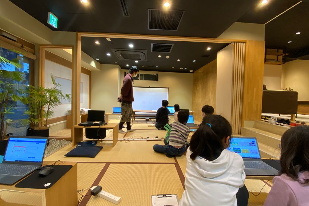 「ペアプログラミング」という、2人で1つの作品を作る授業の様子です。