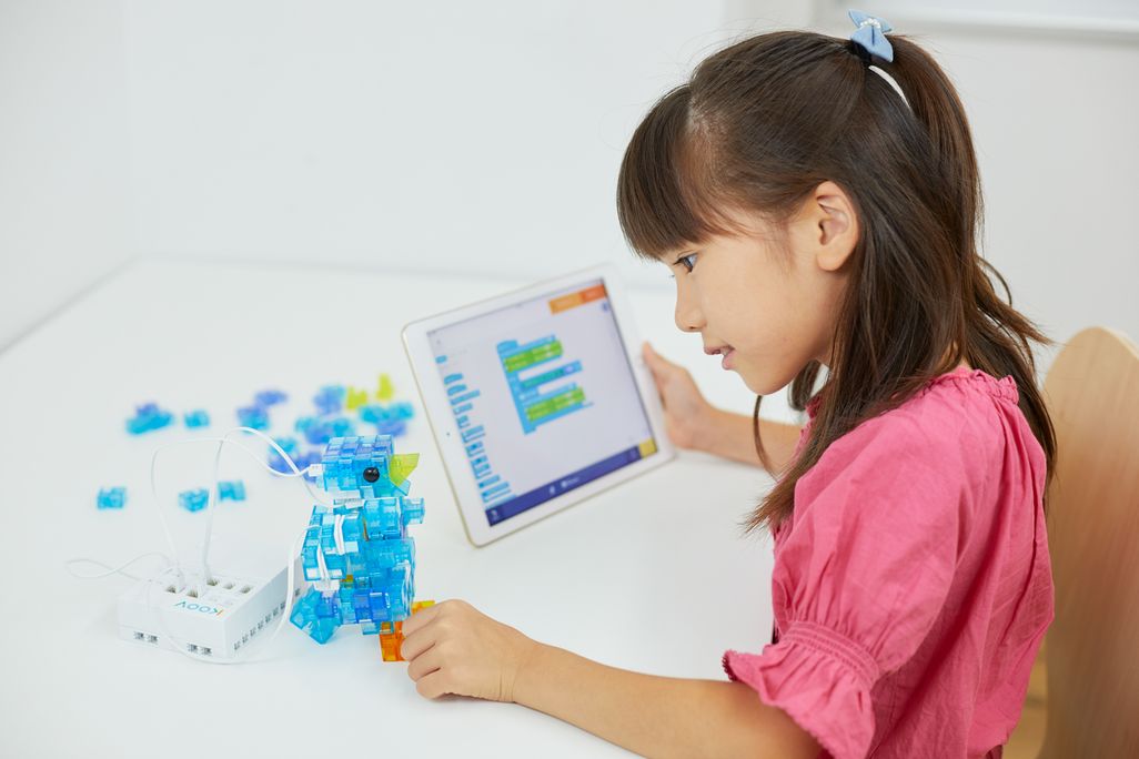 ブロックを使うビジュアルプログラミングだから楽しく学べる