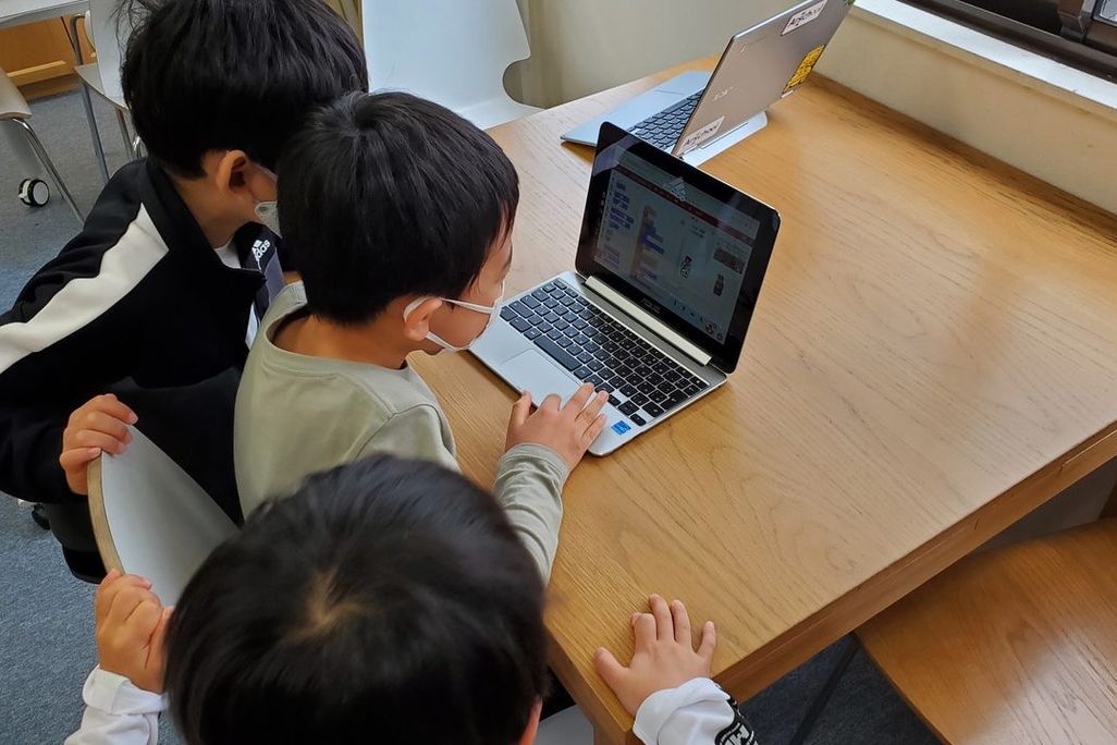 みんなの作品を一緒に見て話し合うことも