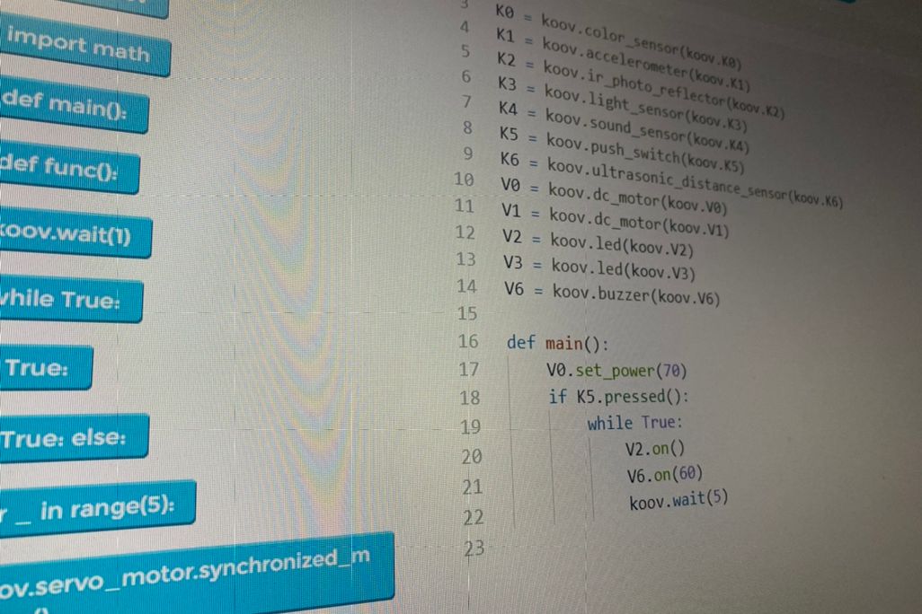卒業時には人気言語「Python」の習得を目指します