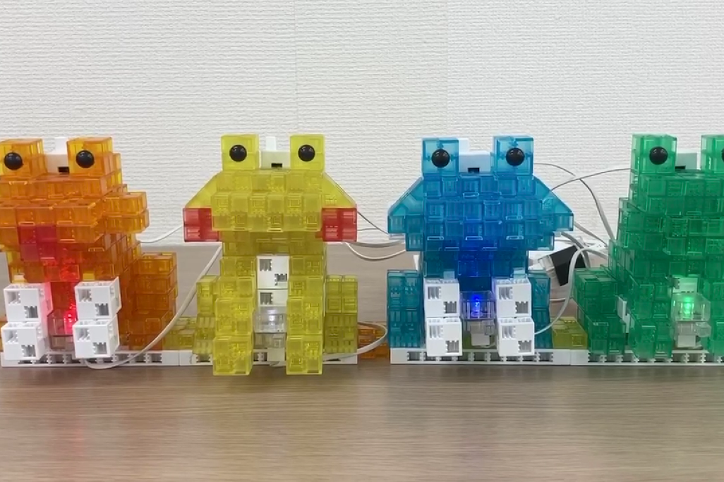 季節の作品集「かえるのがっしょう」。輪唱⇒合唱パートとプログラムで編曲した作品です。歌っているカエルが光ります。【2024年6月撮影】