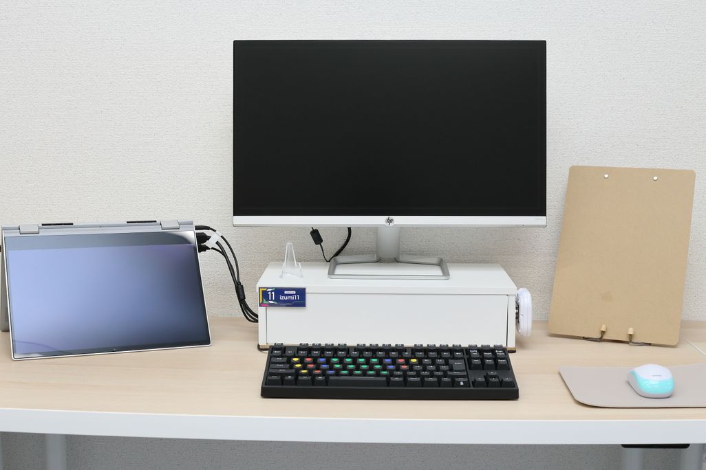 各席にモニタとPCが1台ずつ置かれます。