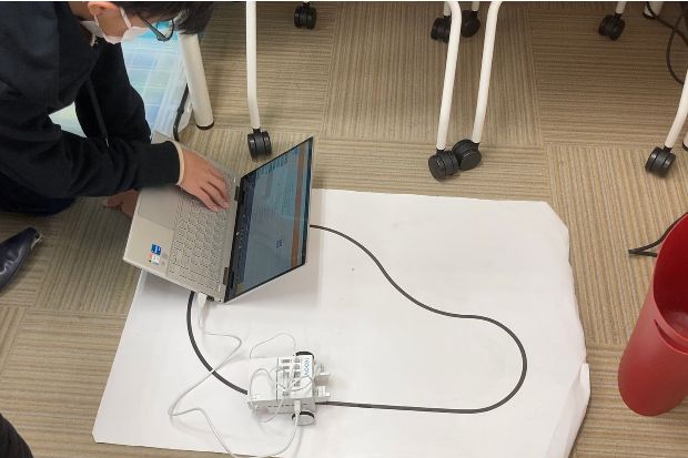 ライントレースは、細かい数値の調整がポイント。どの部分が原因でうまくいかないのか、何度も試行錯誤しながら改善することを学びます。【2023年1月撮影】