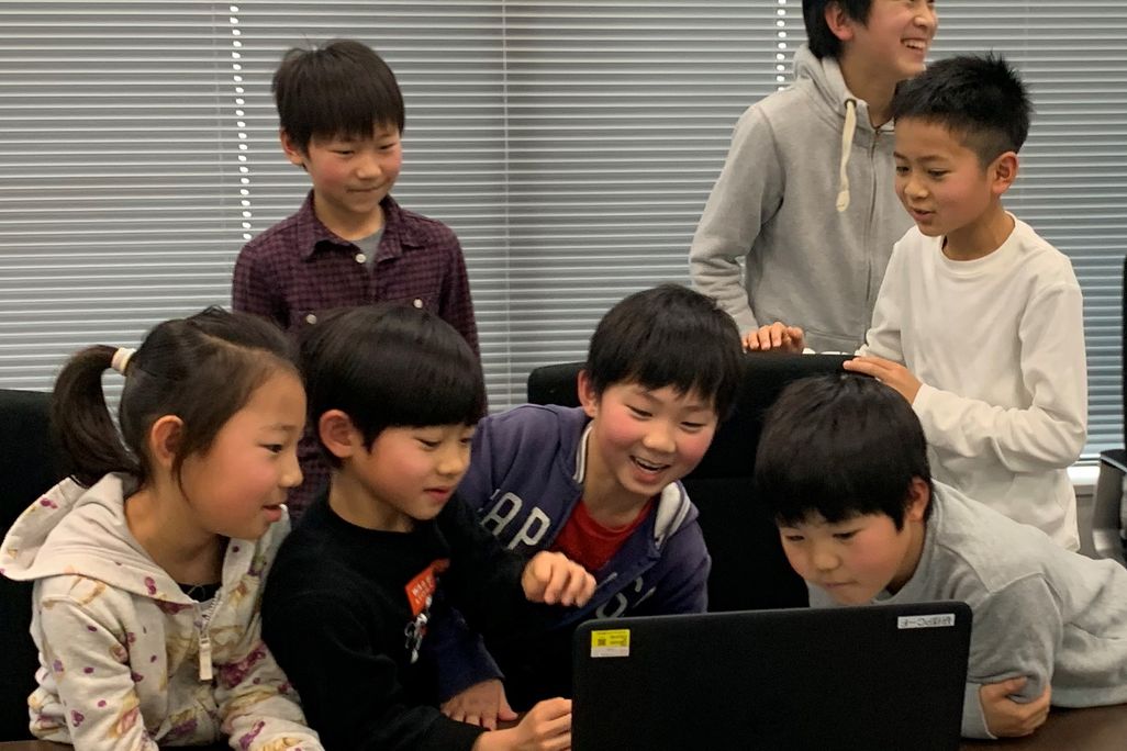 クラスメートと作品を共有しながらレッスンが進行します！