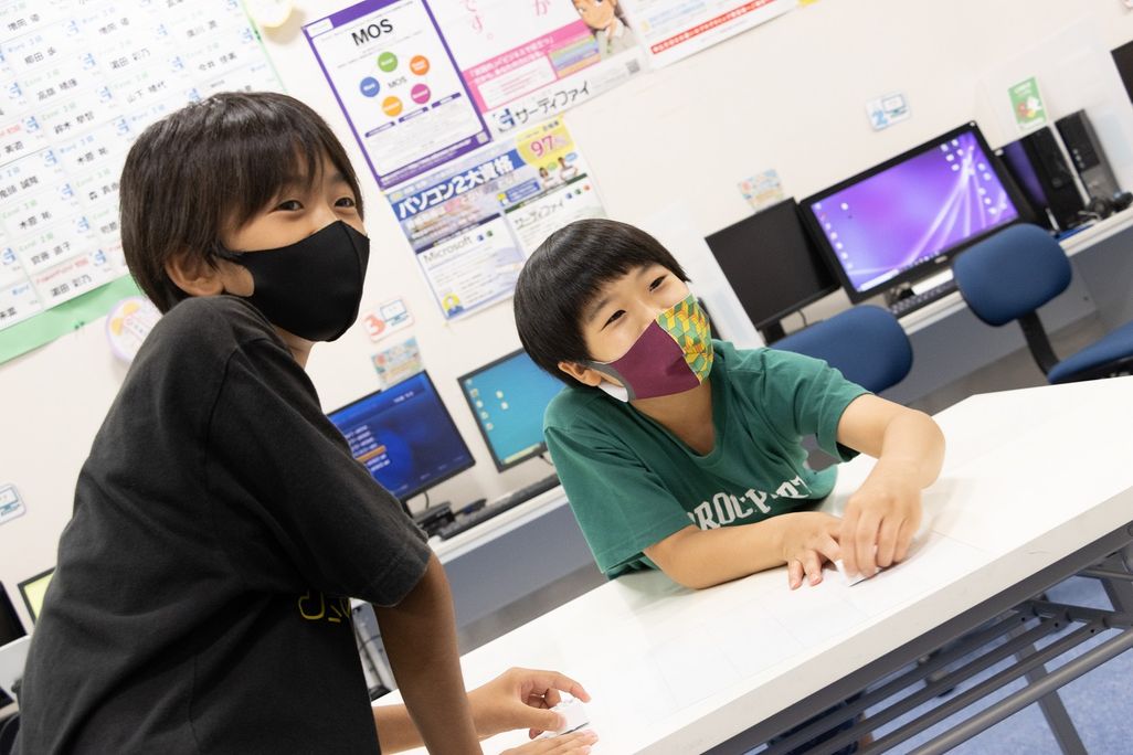 「こうやったらどうかなー？」「こっちがいいんじゃない？」意見を出し合いながら作業を進めます