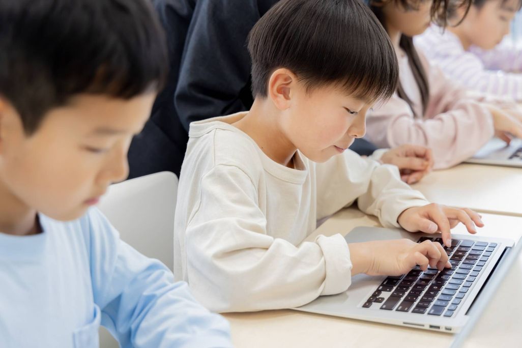 パソコンの操作だけでなく、情報を調べ、整理し、分かりやすく表現する方法を学びます。