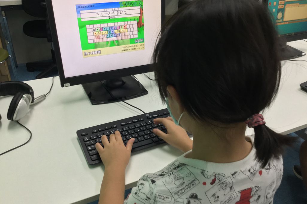 【ステージパソコン】まずは、タイピング練習からスタートします。