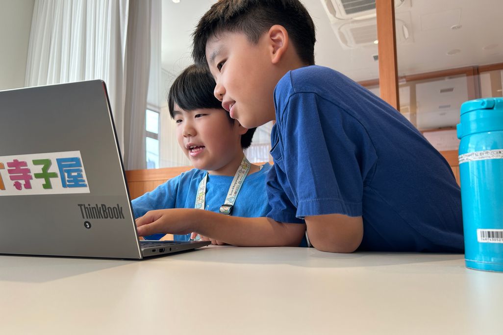 学校以外の友達もでき、お互いのプログラムを見せ合ったり、教えあったりすることもできます。