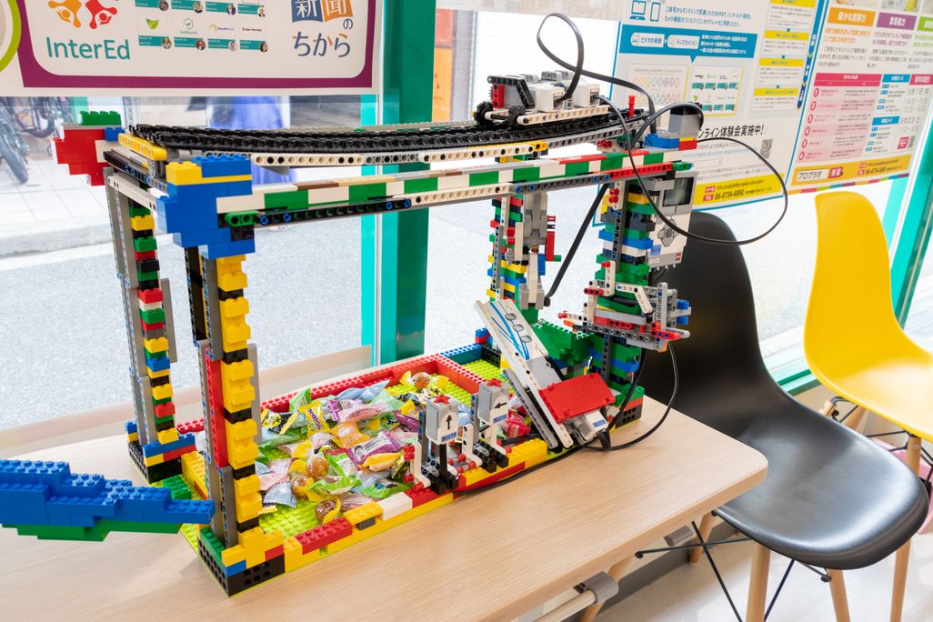 生徒による自由制作（クレーンゲーム）（撮影：2020年8月）