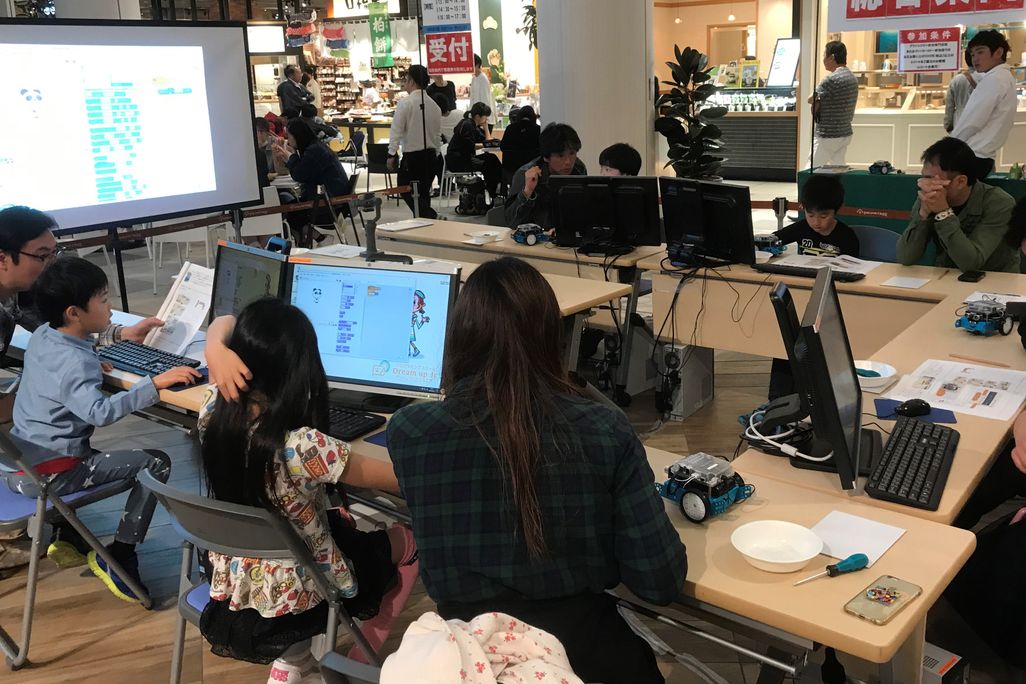 ショッピングセンターや小学校などでの出張体験イベントもやっています！