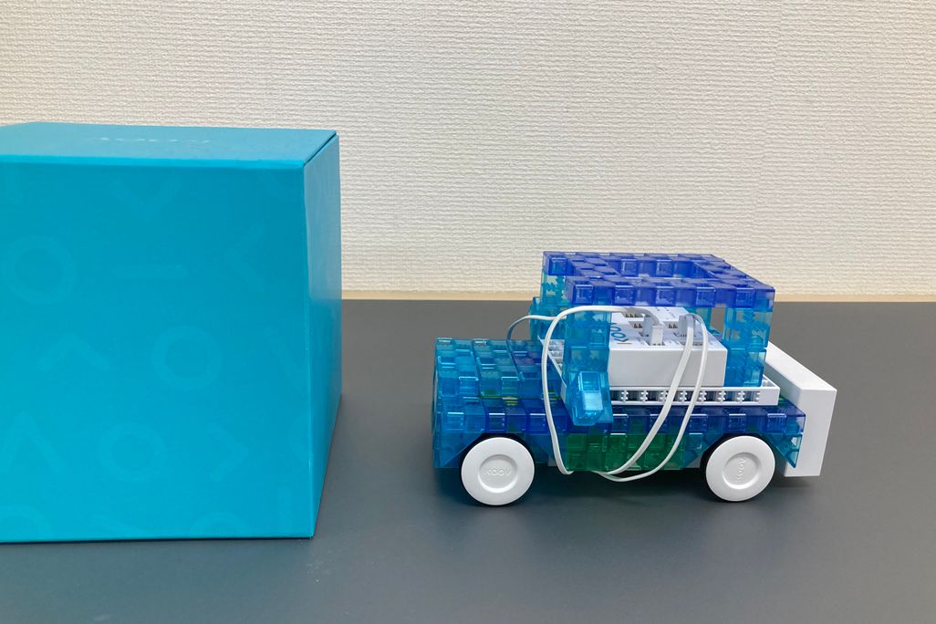 センサーを使って、壁や落とし穴を検知して止まる車