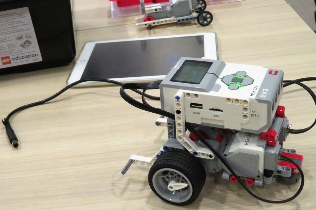 ロボット教材には「教育版レゴ®マインドストーム®EV3」を採用