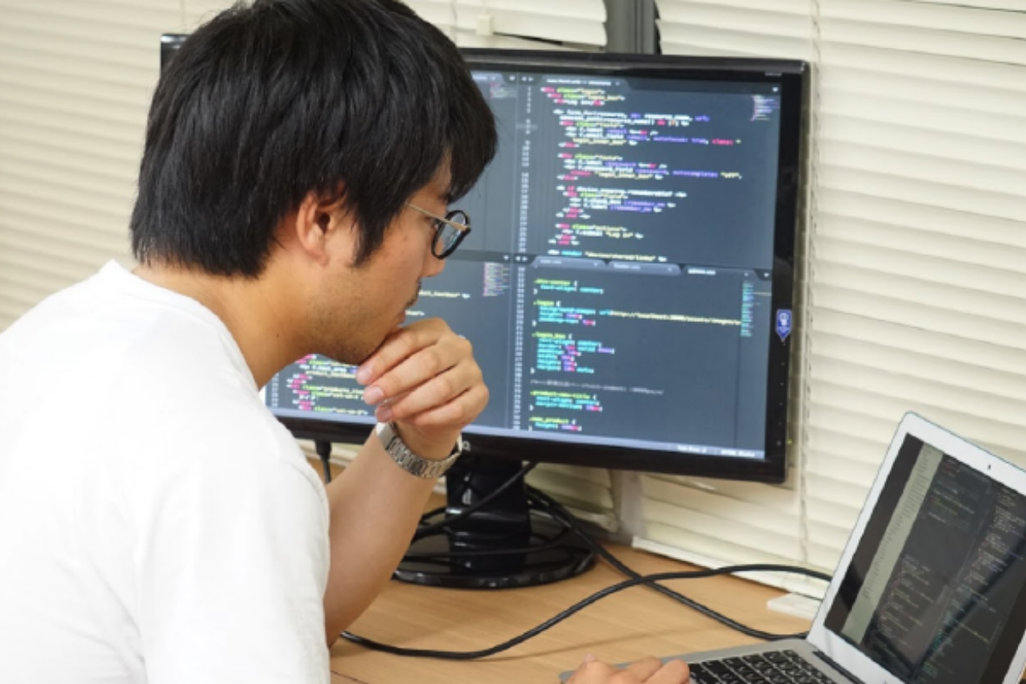 集中して課題に取り組んでいる姿