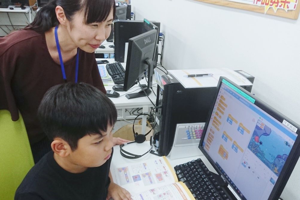本を見ながらそれぞれのペースで自習学習