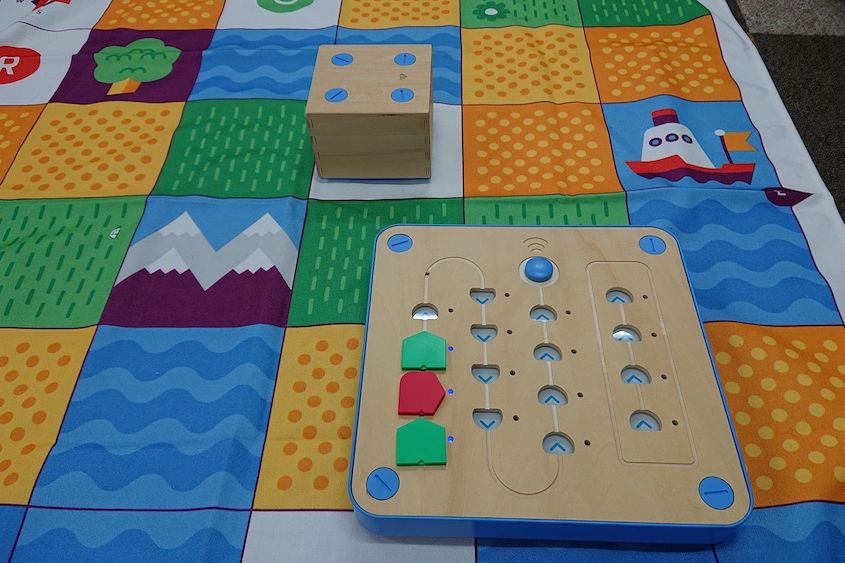 幼児はキュベットを使って木の玩具でプログラミングを学びます