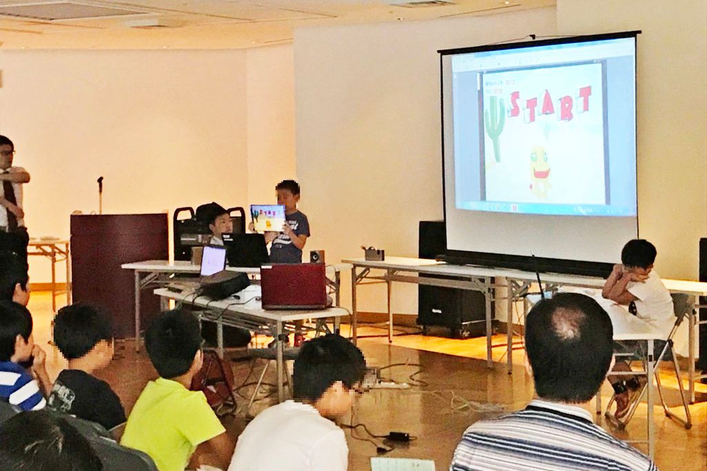 日ごろの学習成果を発表する、大会を実施しています。全国約100教室の生徒たちが、地域の枠を超えてプログラミングのスキルを高め合います。