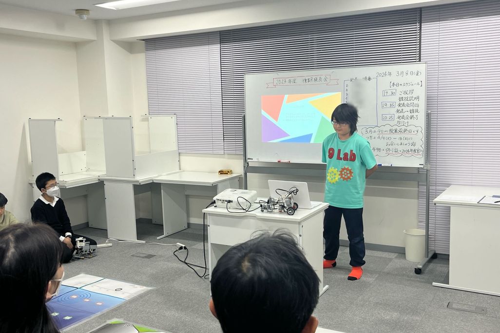 学んだ成果を発表する発表会の様子。発表会を通じてプレゼンテーション手法を学習します。