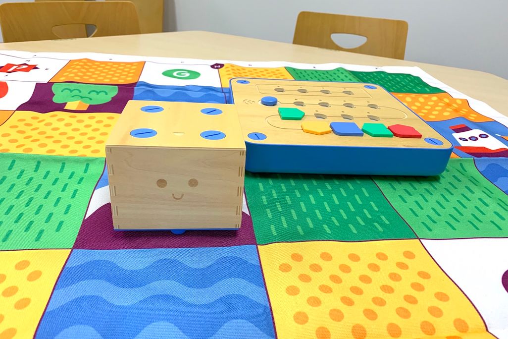 幼児はキュベットを使って木の玩具でプログラミングを学びます