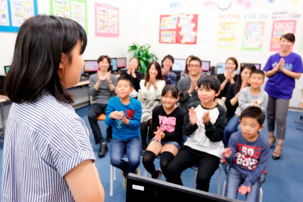 自分の作品の発表タイムです。聞いている生徒も積極的に発表者に注目するので先生が一方的に話をするのは最小限にしています