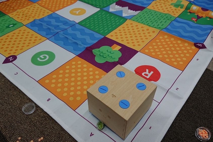 幼児はキュベットを使って木の玩具でプログラミングを学びます