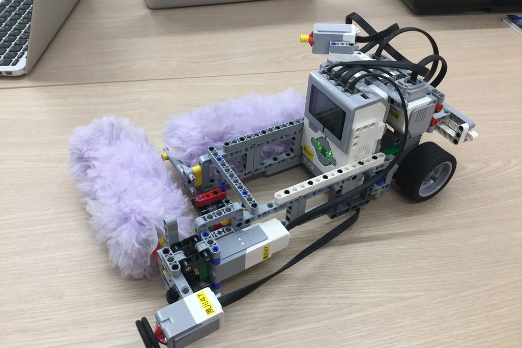 生徒による自由制作（お掃除ロボット）