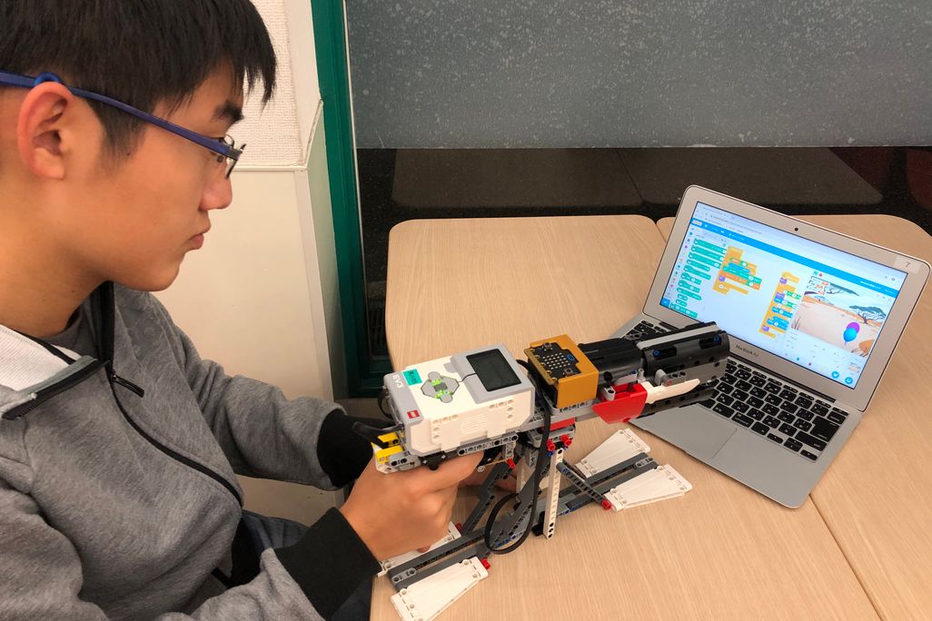 生徒による自由制作（EV3にmicro:bitを組み込みScratchで動かすシューティングゲーム）（撮影：2019年10月）