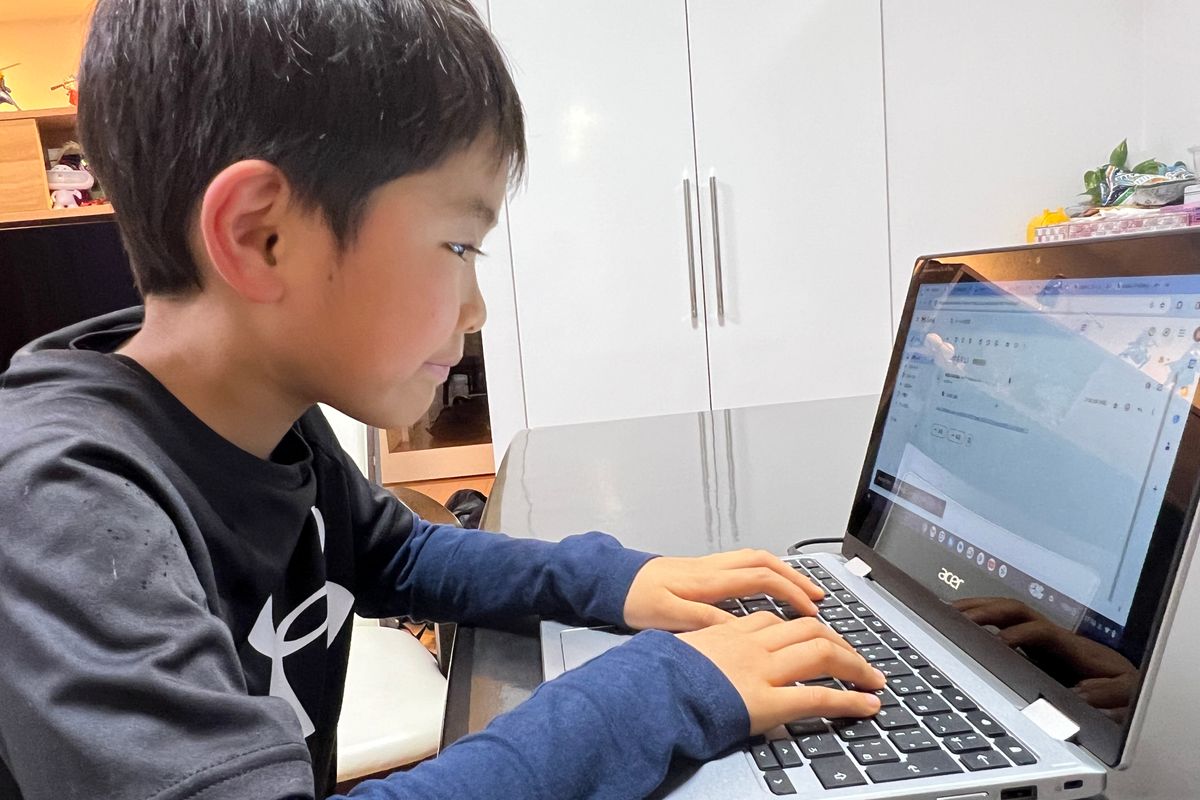 レッスンを受講する男の子