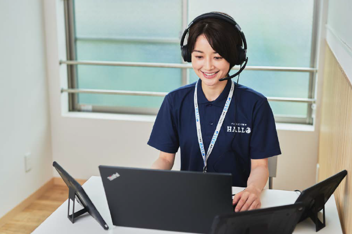 オンラインレッスンではコーチが生徒さんのお顔、お手元をPC、iPadで確認し、お子様一人一人の良いところを承認しながら進めていきます。