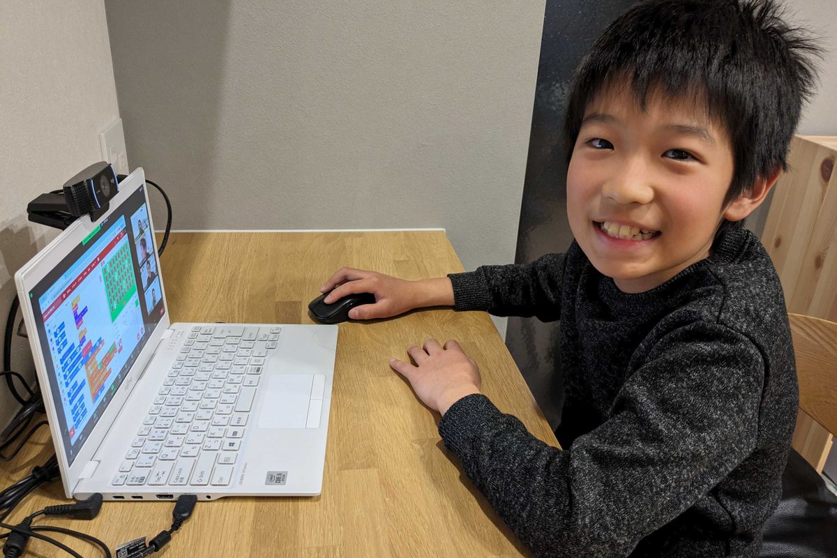 レッスンを受講する男の子