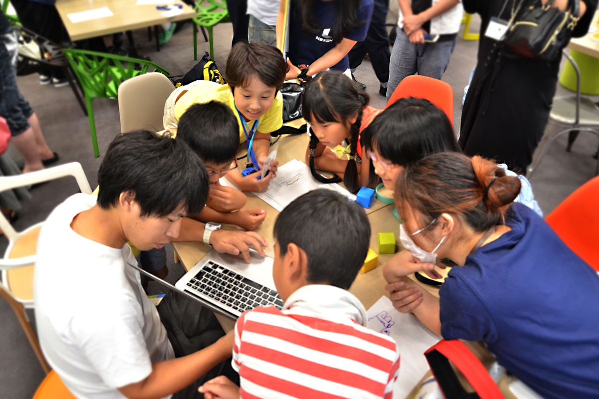 夏休みなど、単発で参加できるワークショップ「ラボ」も定期開催