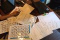 小学生が設計書を書きながらスクラッチでゲーム作りをしている様子